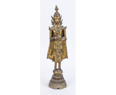 Buddha Rattanakosin, Thailand, 19. Jh., Bronze vergoldet und rot lackiert. Auf oktogonalem Sockel stehend und eine Opferschal