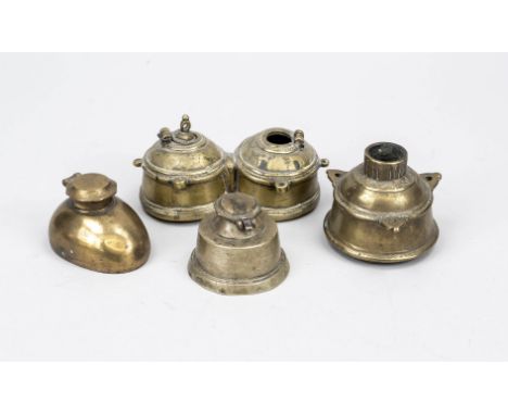 4 Tintenfäßchen, 19. Jh., Bronze/Messing. Einige mit Scharnierdeckel, leicht ornamentiert, bis 13 cm