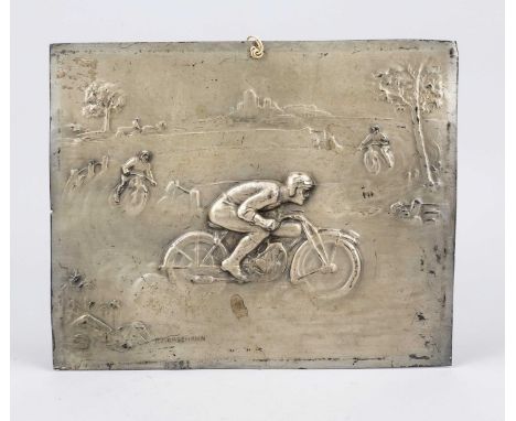 Relief mit Motorradrenne, Anfang 20. Jh., Metall vernickelt? Unten links im Bild signiert K. Korschann. Ber. und best., 25,5 