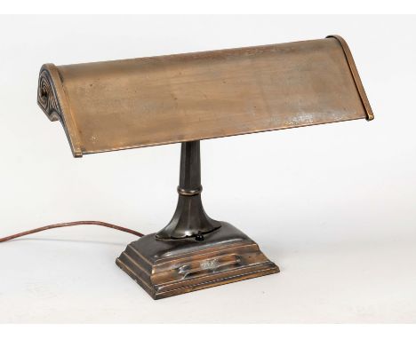 Art-déco Schreibtischlampe, um 1920, Kupfer/Eisen. Rechteckiger, profilierter Sockel, Staudenschaft, breiter Schirm, Leuchtmi