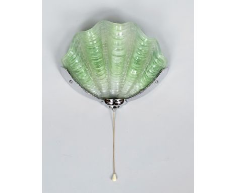 Wandlampe im Art-déco Stil, 20. Jh., Chromgestell mit Einsatz in Muschelform aus grünem Glas, Ziehschalter, ber., 23 x 28 cm