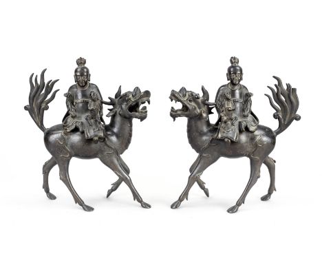 Paar Censer/Reiterfiguren, China, 19. Jh., Bronze. Ein Tier mit kleiner Fehlstelle im Schwanz, das Andere mit Riss in einem d