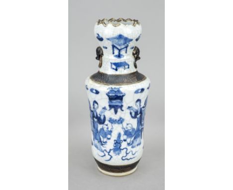 Vase mit pseudo-Bronze Montierung, China, Ende 19. Jh. Umlaufender, kobaltblauer Dekor auf hellem Grund mit einem Netz aus Cr