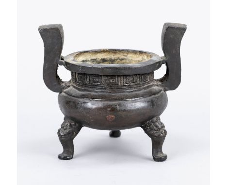 Censer, China, 19. Jh. (oder älter?), Bronze. Bauchiger Korpus auf 3 Füßen, hochgezogene Handhaben, H. 12 cm