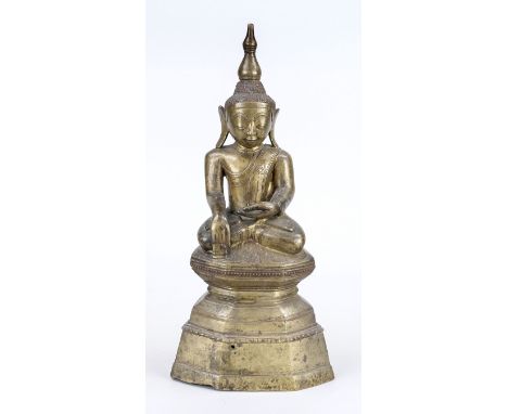 Shan Buddha, Burma 19. Jh., Bronze. Im Padmasana auf profiliertem und ornamentierten Sockel, leicht ber., H. 35 cm