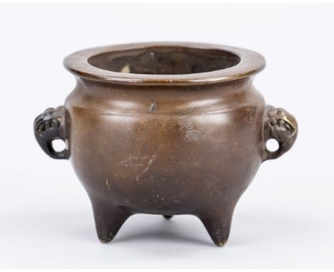 Censer, China, 19. Jh., Bronze. Auf 3 Füßen, Handhaben als Elefantenköpfe, unter dem Boden im Guss gemarkt, H. 6 cm