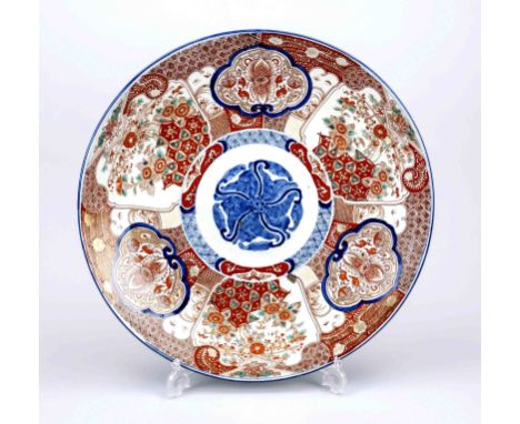 Großer Imari Charger, Japan, 18./19. Jh., typischer Dekor in Kobaltblau, Eisenrot, Grün und Gold. Leicht ber., D. 46 cm