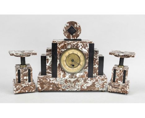 Art Deco` Kaminuhr mit 2 Beistellern in bräunlich/schwarzem Marmor, runde und eckige Formen, gelöstes Einsteckwerk, Zifferbla