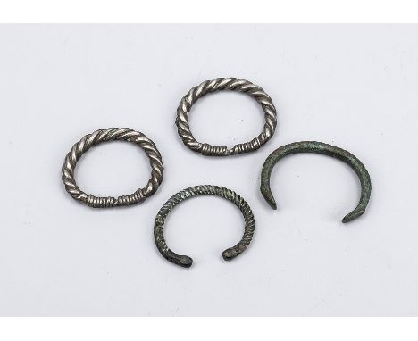 4 Armreifen, wohl Antik. 2 massiv Silber, aus verdrehtem Silberdraht, einer Bronze in sich gedreht mit Enden in Oktaederform,