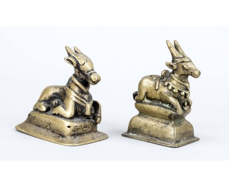 Paar Nandis (heilige Stiere), Indien 19. Jh., Bronze. Jeweils auf rechteckigem Sockel liegend, H. bis 11 cm