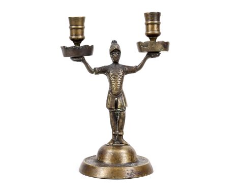 Figürlicher Leuchter, wohl um 1800, Bronze. Zweiflammig, Fuß mit Wellendekor, H. 21. cm