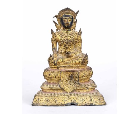 Buddha Rattanakosin, Thailand 19. Jh., Bronze vergoldet. Im Padmasana auf getrepptem Sockel. In der linken Hand befand sich w