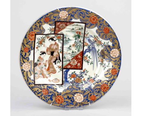 Imari Teller, Japan/China, 20. Jh., Dekor in Kobaltblau, Eisenrot, Grün und Gold. Unterseite mit Blumen, D. 31 cm