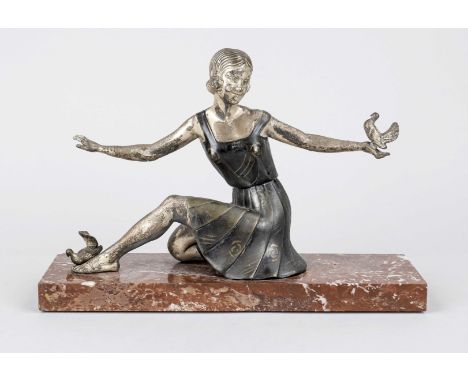 Art Déco Figur um 1920, sitzendes Mädchen mit gebreiteten Armen und Tauben auf ihren Händen (eine abgebr.), silber patinierte