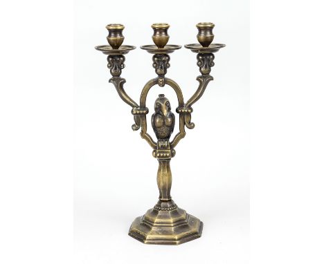 Leuchter Art Deco, 1930er Jahre, Bronze. Vogel in Schaukel auf oktogonalem und profiliertem Sockel, 3 Leuchter mit Vasentülle