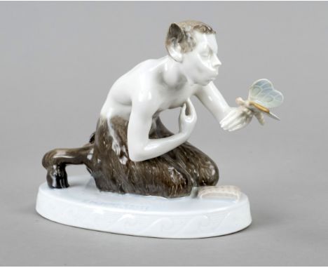 Faun mit Schmetterling, Rosenthal, Selb-Bavaria, um 1920, Entwurf Karl Himmelstoß im Jahre 1912, im ovalen Sockel sign., Mode