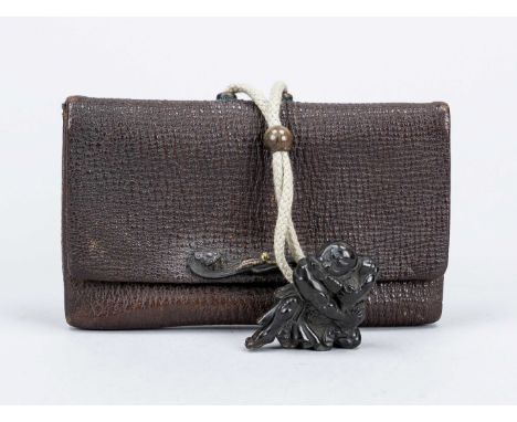 Kiseru Pfeifen und Tabak Set, Japan, Ende 19. Jh. (Meiji). Leder mit Metallschließe mit Restvergoldung, figürliches Netsuke a