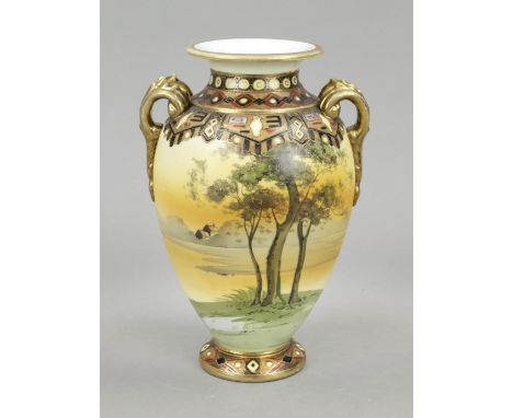 Art Deco Vase, w. England, 20. Jh., seitliche Handhaben in Form von gespreizten Voluten, umlaufend polychrome Landschaftsmale