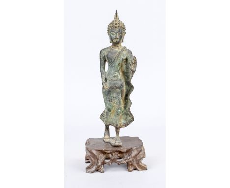 Buddha, Thailand 19./20. Jh., Bronze. Schreitend und eine Opferschale haltend. Auf einen durchbrochen gearbeiteten Holzsockel