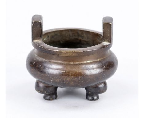 Censer, China, 19. Jh., Bronze. Auf 3 Füßen, auf dem Rand angesetzte Handhaben, unter dem Boden im Guss gemarkt, H. 6,5 cm