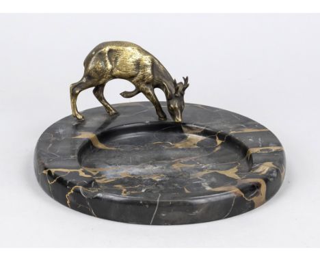 Aschenbecher mit Hirsch, um 1930, schwarzer Marmor/Hartgestein, Hirsch aus Bronze. Leicht ber., D. 18 cm