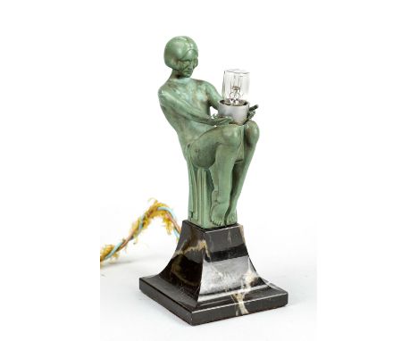 Kleine Art déco Lampe, 1. H. 20. Jh., sitzende Nackttänzerin mit einer Lampenfassung zwischen den Knien, grün patinierter Met
