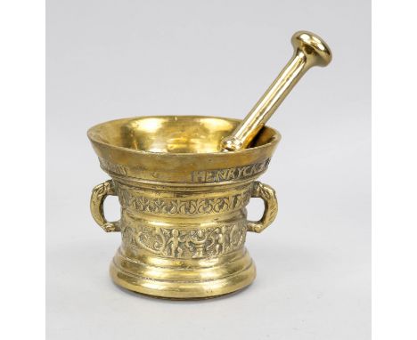 Mörser mit Pistill, wohl 18. Jh., Bronze/Messing. Runder, profilierter Korpus mit ausgestelltem Lippenrand. Umlaufender Relie