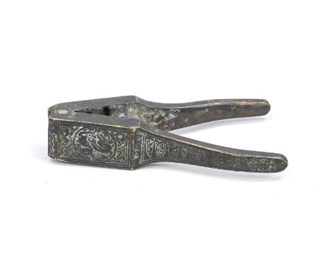 Kugelzange, Persien, Mitte 19. Jh., Messing/Bronze. Reliefverziert mit Hasenkartuschen, Ranken und Schrift, ber., L. 17 cm