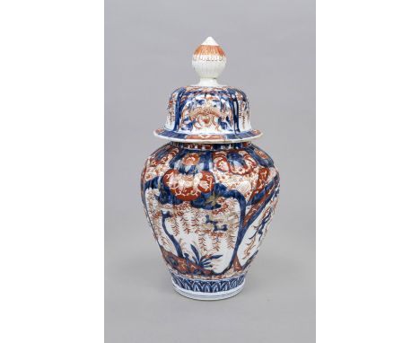 Imari Deckelvase, Japan, 19. Jh. (Edo/Meiji). Typischer Dekor in Kobaltblau, Eisenrot und Gold. Korpus und Deckel mit gelappt