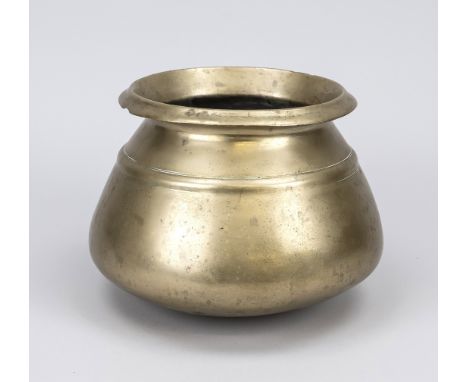 Topf/Schale/Mörser, persisch, wohl 18./19. Jh., Bronze. Bauchiger, profilierter Korpus mit abgerundetem Boden, Außenwandung m