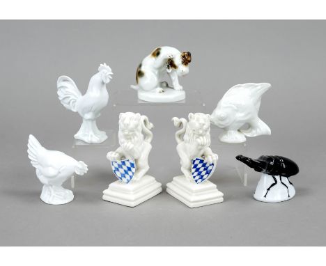 Sieben Tierfiguren, 20. Jh., 2 Bayrische Löwen, Nymphenburg, Weißporzellan mit blau bemaltem bayrischen Wappen, dieses seitli