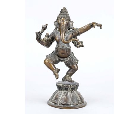 Ganesha, Indien 19./20. Jh., Bronze. Auf einem runden Lotospostament tanzend, H. 22 cm