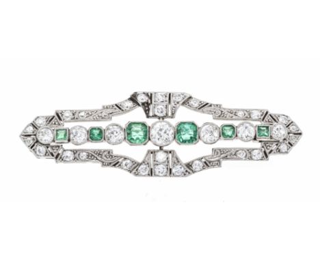 Art Déco Smaragd-Altschliff-Diamant-Brosche WG 585/000 mit 4 hochfeinen im Smaragdschliff und 2 im Carréeschliff fac. Smaragd