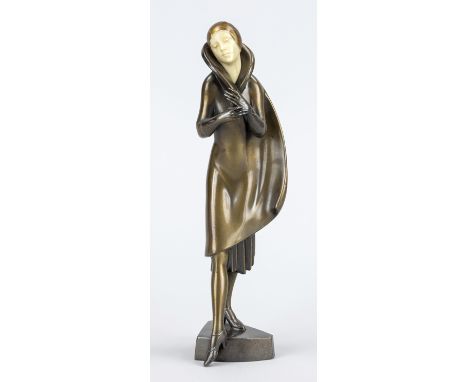 Anonymer Bildhauer des Art déco um 1920, elegante Dame in der Art einer Chryselephantinefigur, patinierter Metallguss und Cel