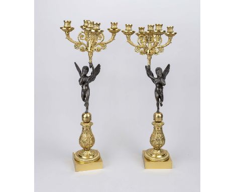 Paar Figurliche Leuchter, 19. Jh., Bronze, Messing, partiell vergoldet. Geflügelte Götterboten auf ornamentiertem Postament, 
