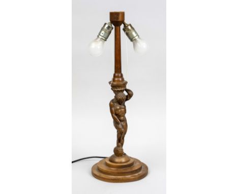 Figürliche Art déco Lampe, 1920er Jahre, Holz. Runder, getreppter Sockel, Schaft als vollplastischer Atlas, 2-flg., H. 63 cm