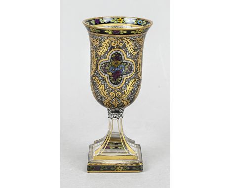 Fußglas, Böhmen, um 1910, in der Art von Julius Mühlhaus, Haida, quadratischer Stand, kantiger Schaft, Kuppa in Tulpenform, k