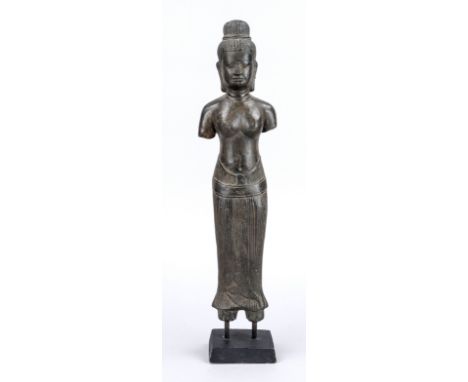 Stehende Figur im Khmer-Stil, Alter ungewiss, Bronze. Weibliche Figur ohne Arme und Füße. Auf einen schwarz staffierten Holzs
