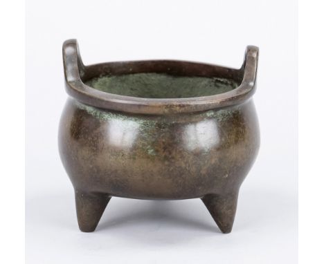 Censer, China, 19. Jh., Bronze. Auf 3 Füßen, Handhaben auf dem Rand, unter dem Boden im Guss gemarkt, H. 9 cm