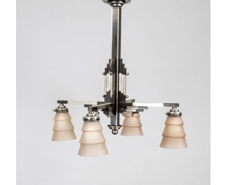 Art-déco Deckenlampe, 1930er Jahre. Verchromtes oder vernickeltes Gestell mit sich kreuzenden Armen mit 4 Lampenschirmen aus 
