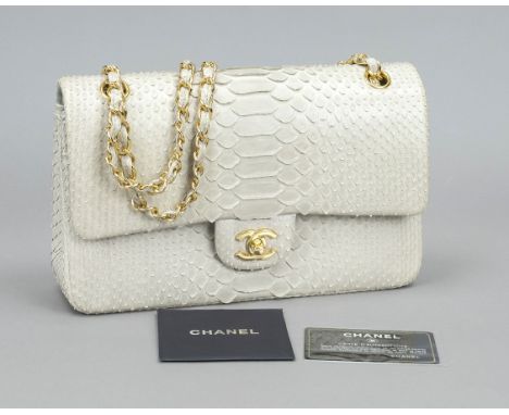 Chanel, Light Grey Python Medium Double Flap Bag, hellgraues Pythonleder, goldfarbene Hardware, lederdurchflochtene variable 