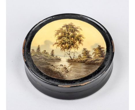 Lackdose in der Art von Johann Heinrich Stobwasser, 19. Jahrhundert, Pappmaché schwarz lackiert und polychrom staffiert, ber.