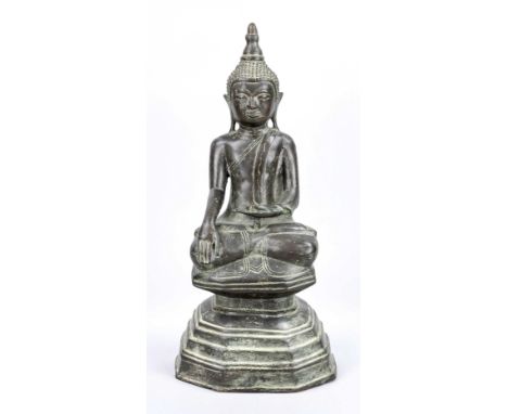 Shan Buddha, Burma/Myanmar, 19./20. Jh., Bronze. Im Padmasana auf gestuftem Sockel, H. 45 cm
