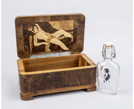 Art-déco Schatulle und Flasche, 1920er Jahre. Rechteckiger Korpus mit abgerundeten Ecken auf 4 Füßen aus mahagonifurniertem H