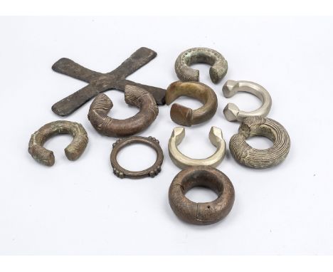 Konvolut Ringgeld (Manillen), Afrika, 19./20. Jh., insgesamt 23 Stück. Bronze und andere Metalle. Verschiedene Ausführungen, 