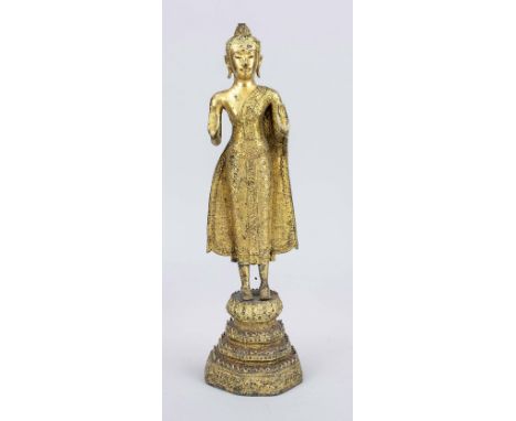 Buddha Rattanakosin, Thailand, 19. Jh., Bronze vergoldet und rot lackiert. Auf einem oktogonalen, getreppten Sockel stehend, 