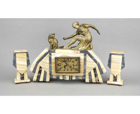 Art Deco Marmor Garnitur grau/sandfarben, mit 2 Beistellern, 2.H.19.Jh., auf der Uhr Frau mit Katze spielend, linker Arm rest