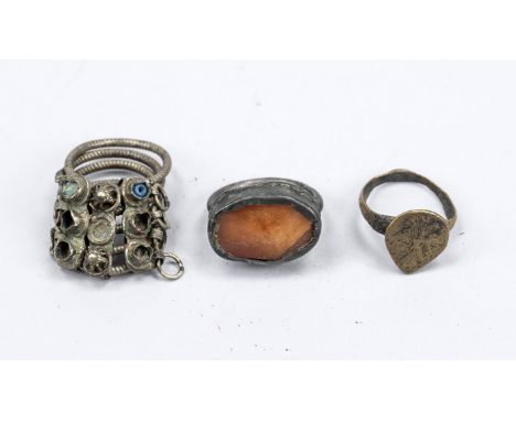 3 Ringe, wohl Antike bzw. Mittelalter. Silber(?) und Bronze. Einer mit großem, orangenem Karneol, einer mit schildförmiger Ri