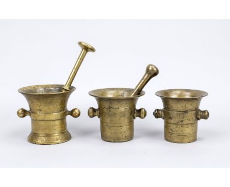 3 Mörser, 18./19. Jh, Bronze/Messing. Gerade Wandung mit je zwei Griffknäufen, 2 x mit Pistill, best., H. Mörser bis 11 cm