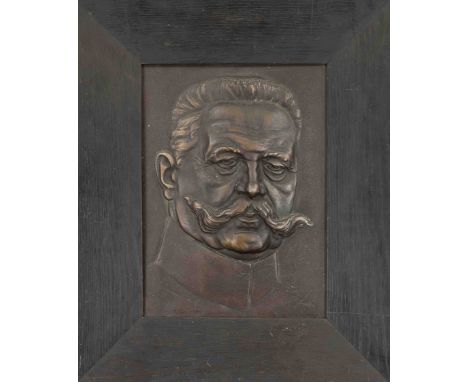 Anonymer Bildhauer um 1900, schweres Eisenrelief mit einem Portrait Paul von Hindenburgs, bronzefarben patiniert, unsign., 39